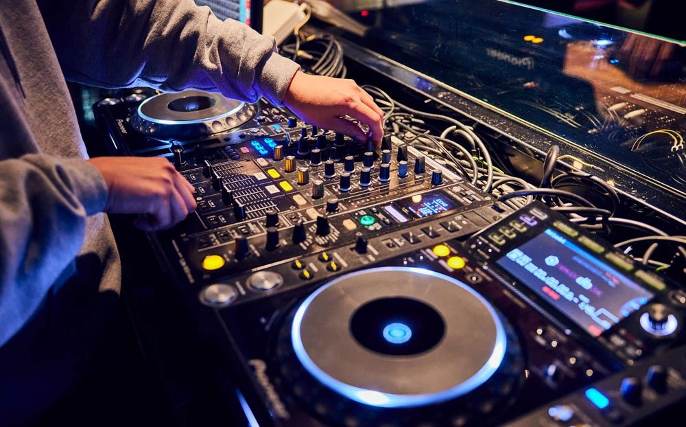 The BAR／ XEX 日本橋（ゼックス　ニホンバシ）