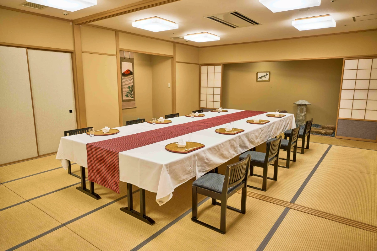 けやき　（全室　27畳）